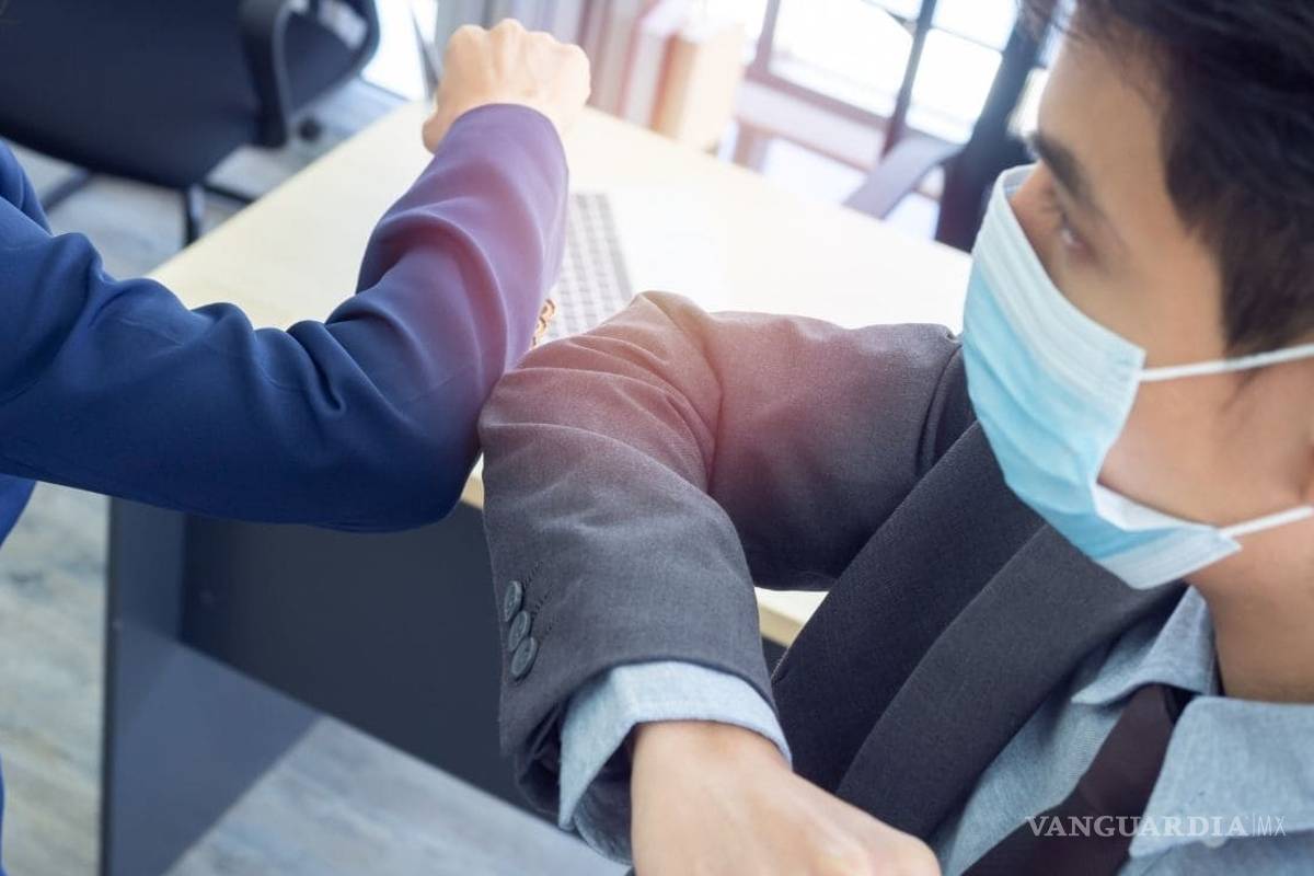 Saludar con el codo tampoco es conveniente, afirma la OMS