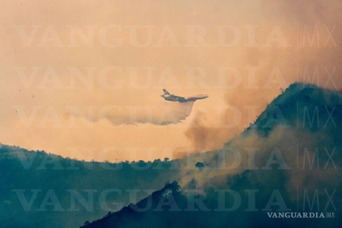 Llega la aeronave DC-10 a combatir el incendio en el Cañón de San Lorenzo en Saltillo