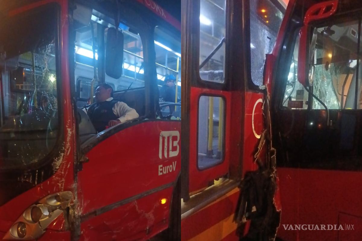 Chocan dos metrobuses en Ciudad de México; hay más de 20 heridos