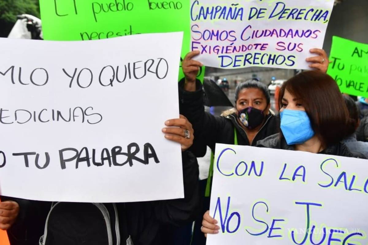 Bloqueo de padres de niños con cáncer en el AICM: exigen medicamentos y renuncia de Gatell