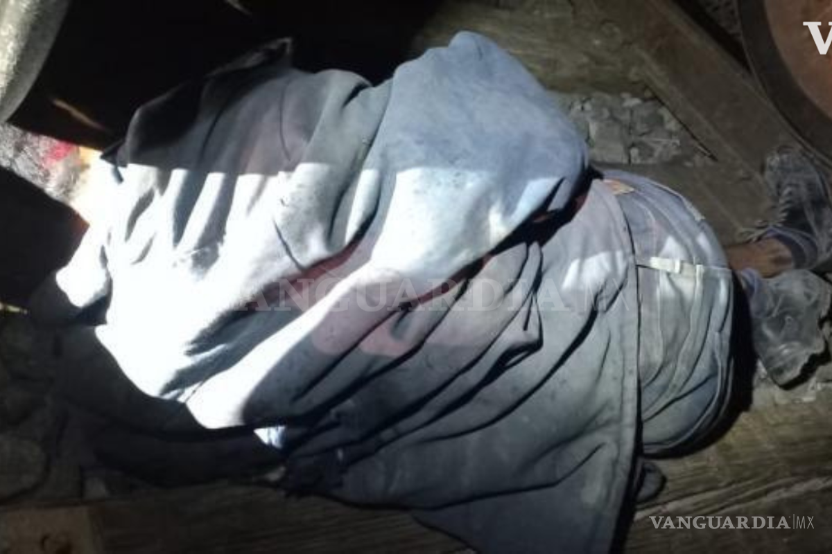 $!Bajo la máquina ferroviaria se encontró a la víctima del trágico accidente.