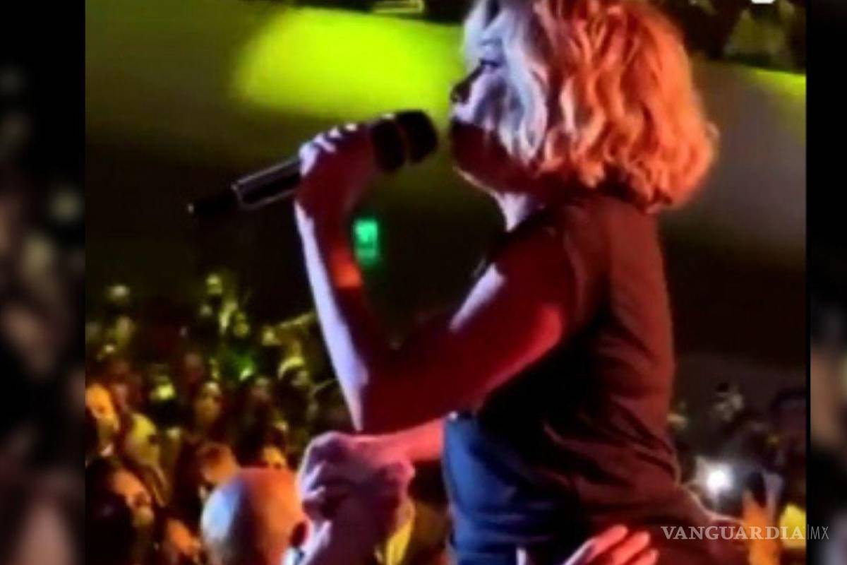 ¡Upsss! Ilse de Flans se avienta al público... y la dejan caer