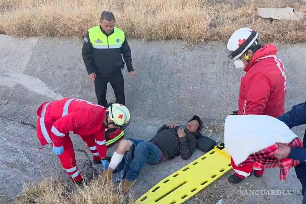 $!Personal de la Cruz Roja atendió al conductor y realizó curaciones en el lugar.