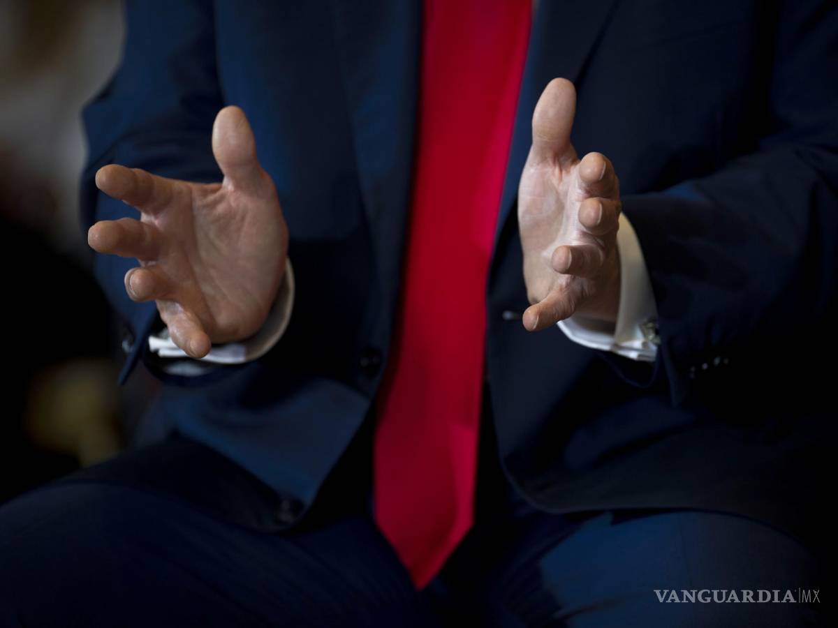 $!El expresidente Donald Trump hace gestos durante una entrevista en Mar-a-Lago, su club privado y residencia en Palm Beach, Florida.