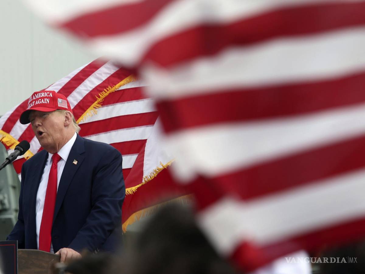 $!El candidato presidencial republicano y expresidente Donald Trump habla con sus seguidores en el Aeropuerto Internacional del Sur de Texas.