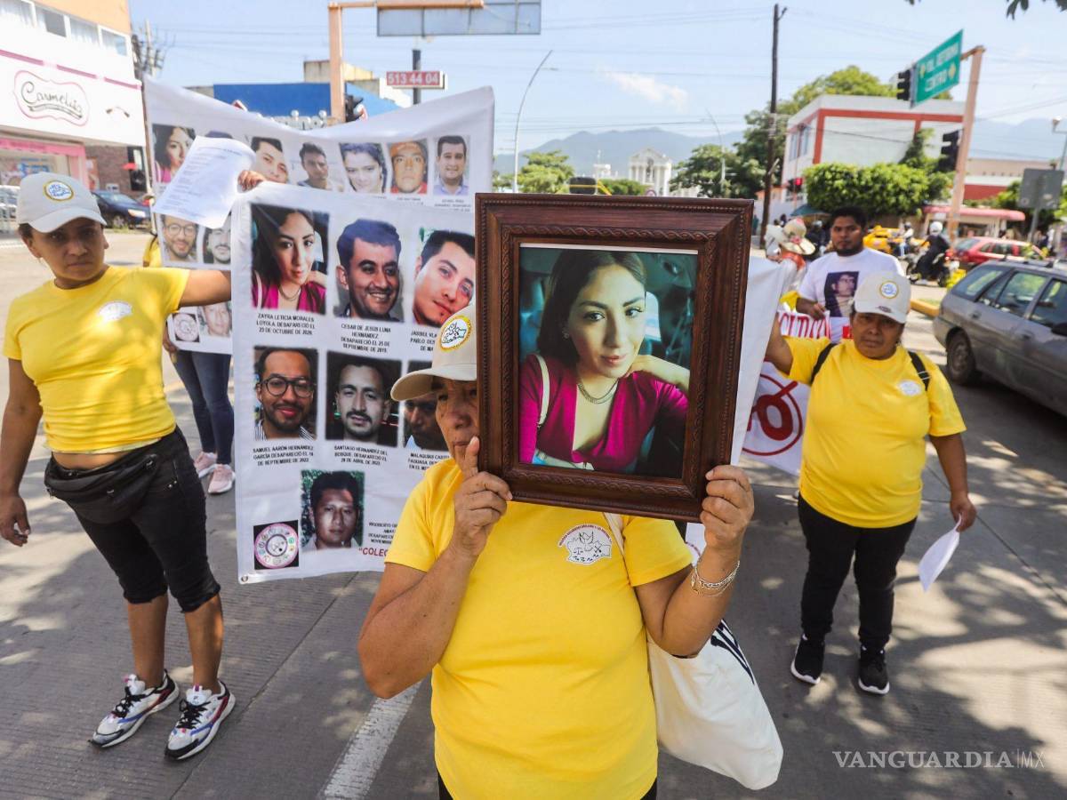 $!Colectivos de familiares de personas desaparecidas marcharon en Oaxaca para conmemorar el Día Internacional de las Víctimas de Desaparición Forzada.