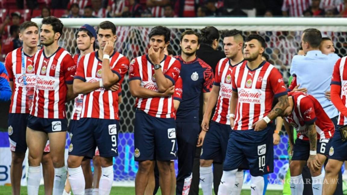 Chivas muestra respeto a Tigres y permanece en la cancha durante la premiación del campeón