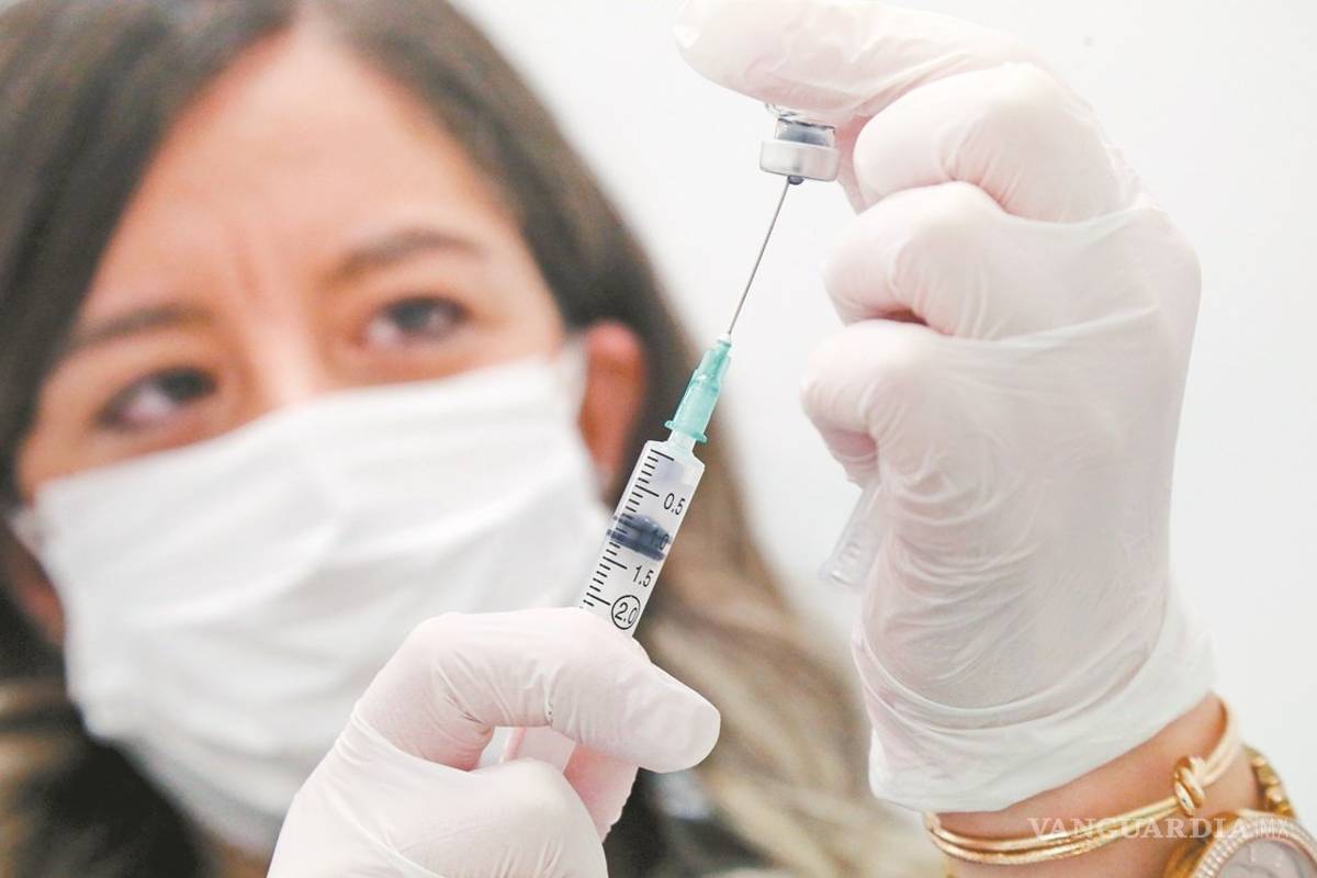 Por mal tiempo, se retrasa avión con vacunas de Pfizer