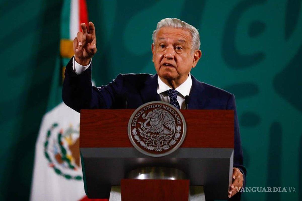 AMLO entrega premio al mérito médico en Mañanera