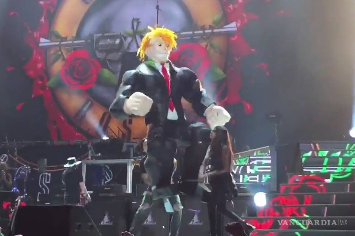 Fans de Guns N' Roses golpean a piñata de Trump durante un concierto
