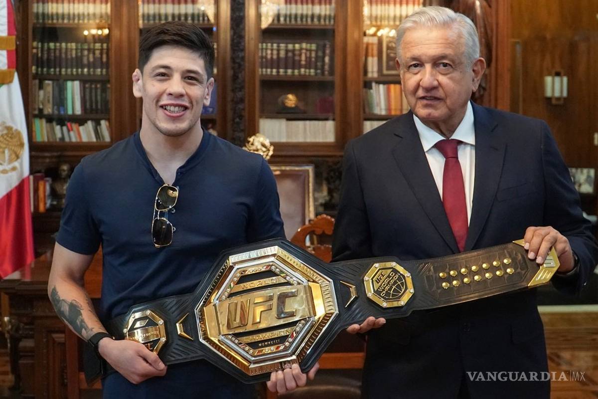 López Obrador recibió a Brandon Moreno, campeón mundial de la UFC en Palacio Nacional