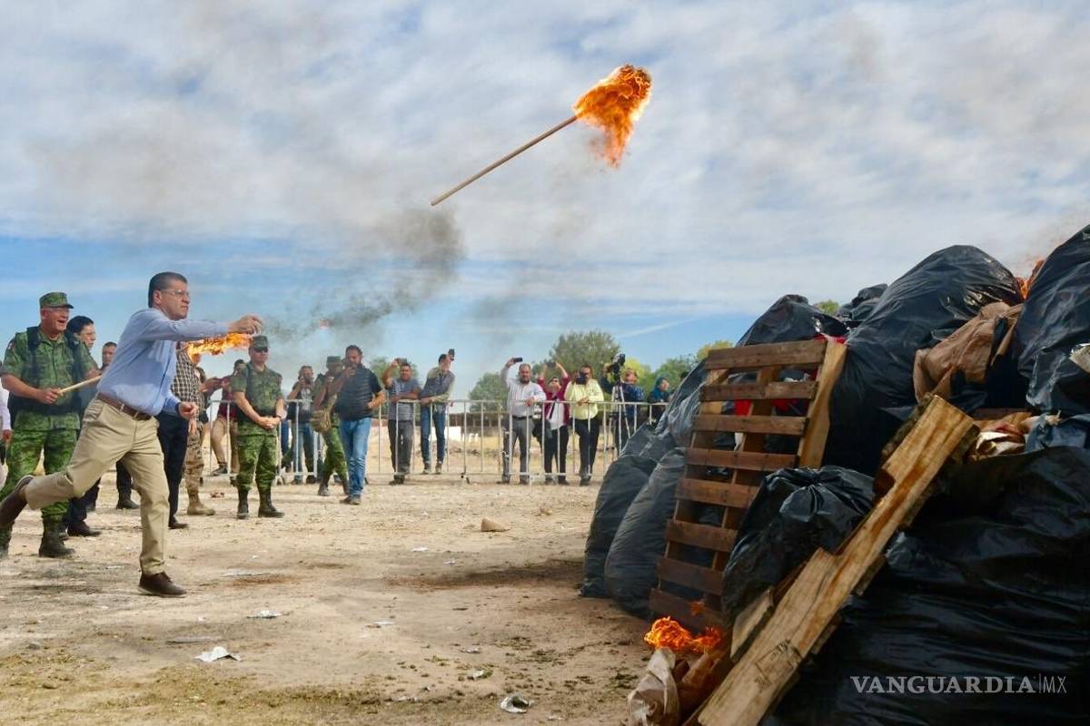 Incineran en Torreón grandes cantidades de droga y destruyen objetos de delito