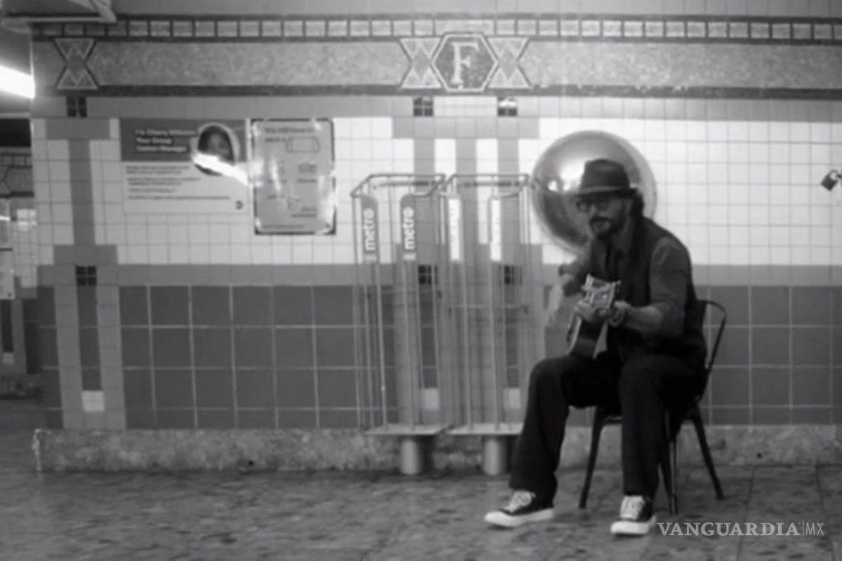 Ricardo Arjona canta en el Metro de Nueva York... ¡y nadie lo nota!