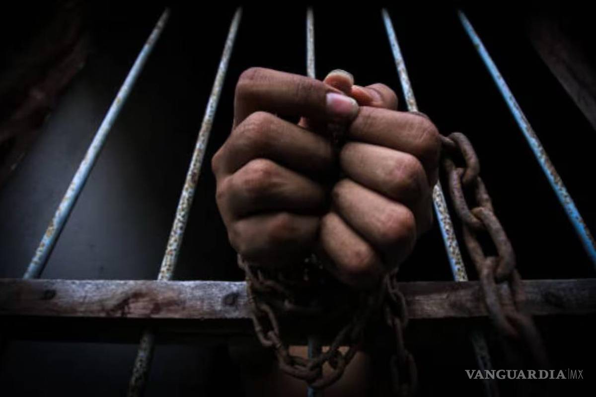 Capturan a exfuncionario acusado de desviar millones para penales federales