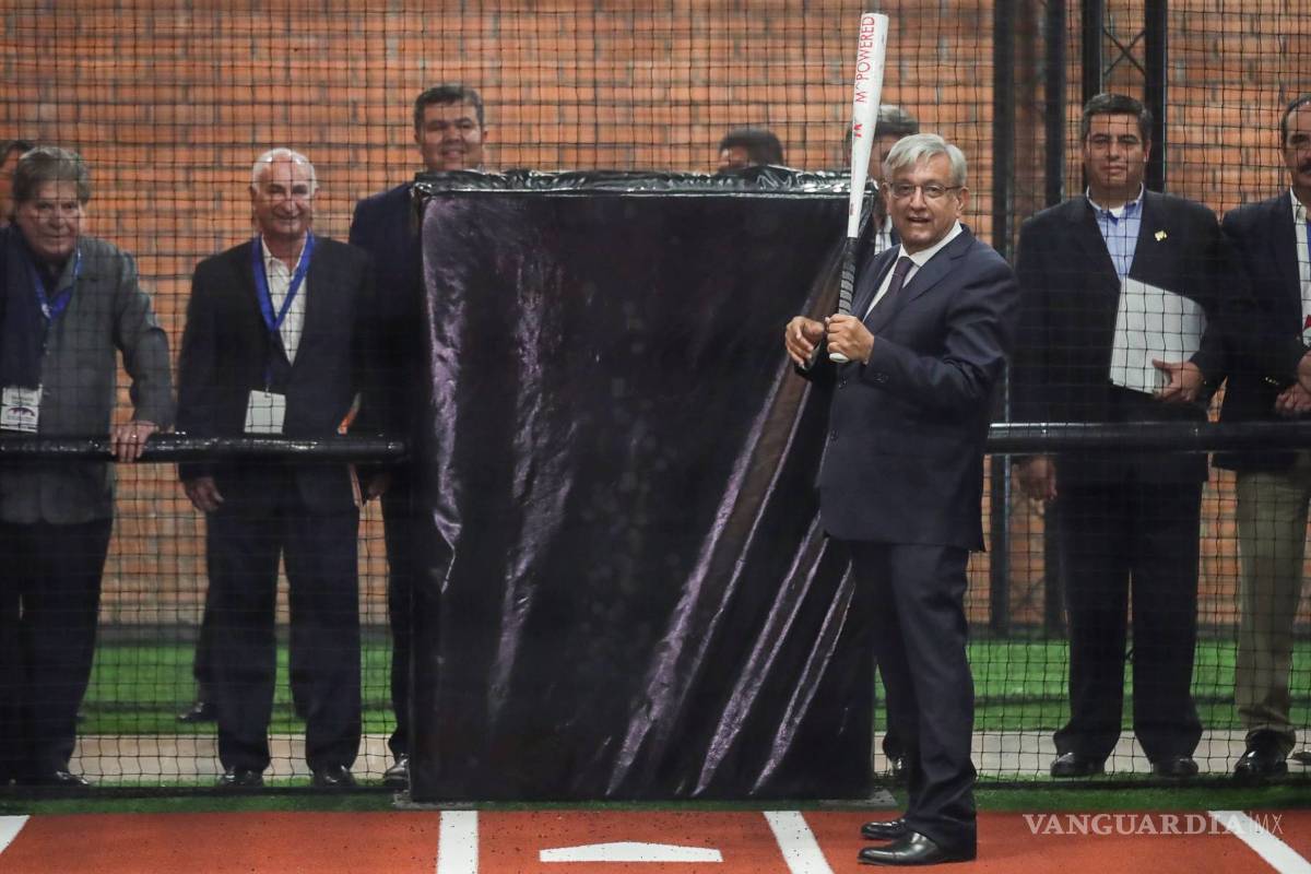 AMLO busca crear una sola liga de beisbol para el 2021
