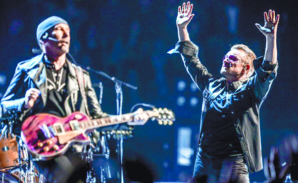 U2 le pide a París no tener miedo