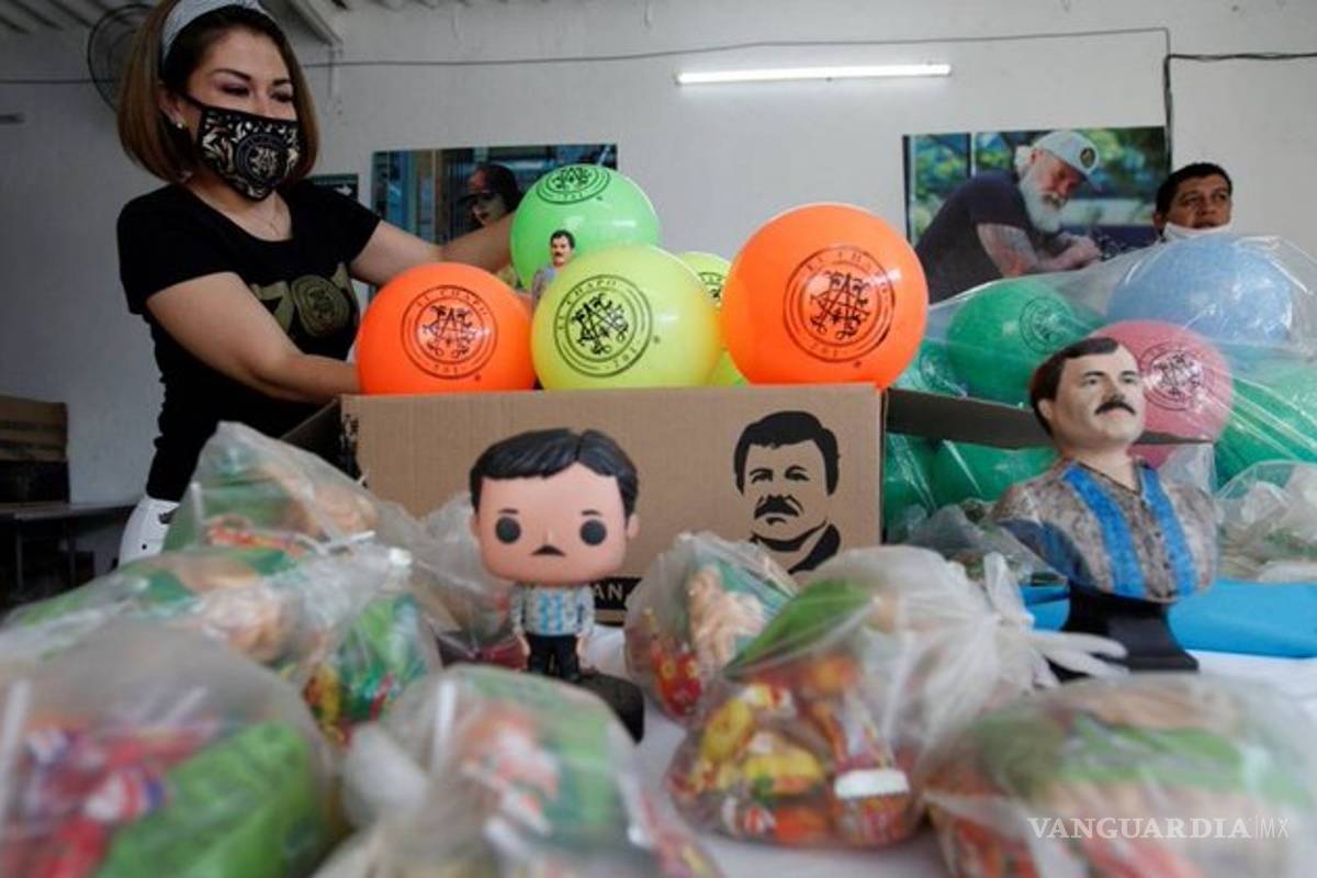$!Hija del 'Chapo' Guzmán ignora a autoridades, repartió despensas y juguetes