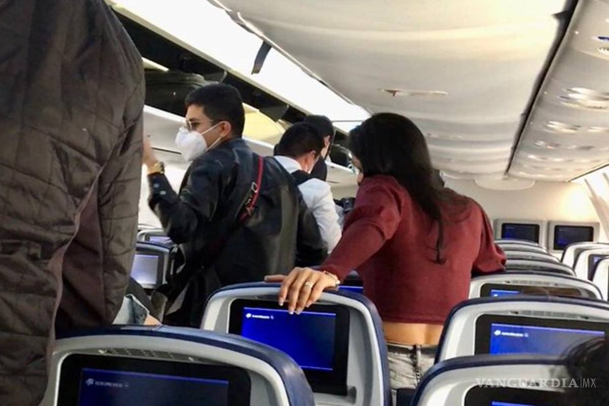 Insultan y gritan a AMLO al bajar de un vuelo (video)