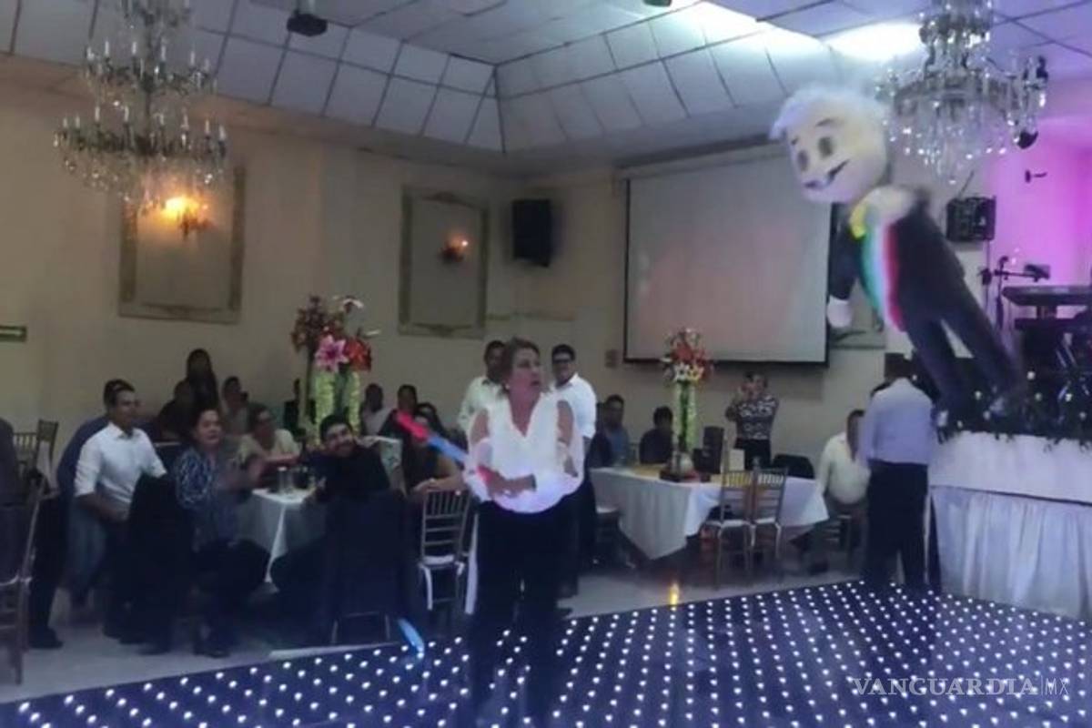 PRD celebra posada rompiendo piñata de AMLO