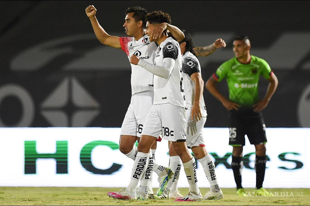 Obtiene Atlas primera victoria fuera de casa con autogol de Juárez