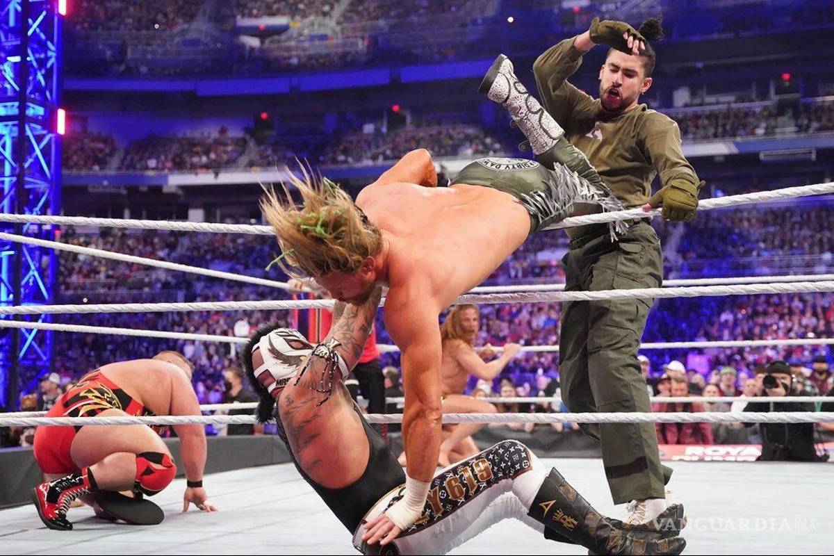 WWE: “Mucho respeto” Rey Mysterio le regala máscara a Bad Bunny
