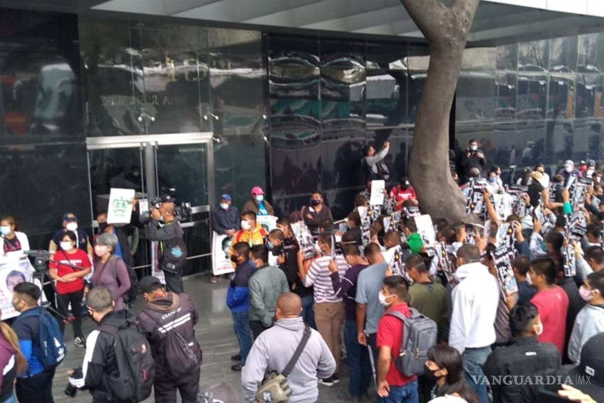 Padres de los 43 normalistas desaparecidos de Ayotzinapa se maniestan en la FGR