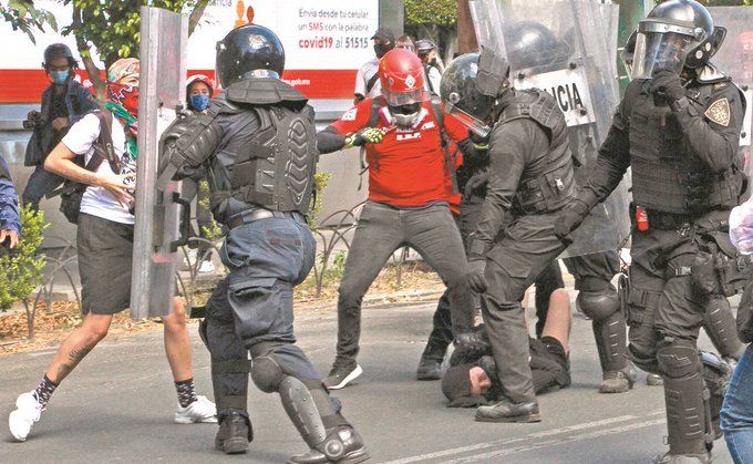 $!Dos policías van a prisión preventiva por golpear a jovencita durante protesta