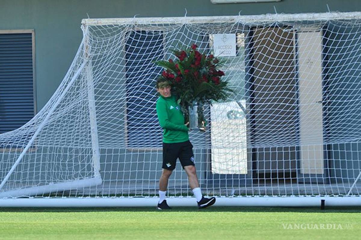 ¡Love is in the air! Andrés Guardado recibe un ramo de flores en pleno entrenamiento