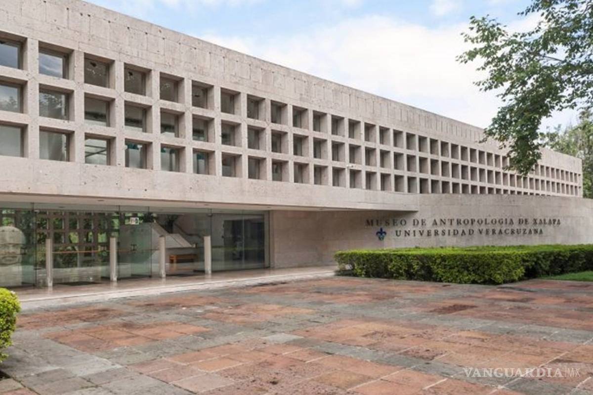 Por adeudos, Universidad Veracruzana desaloja librería Educal