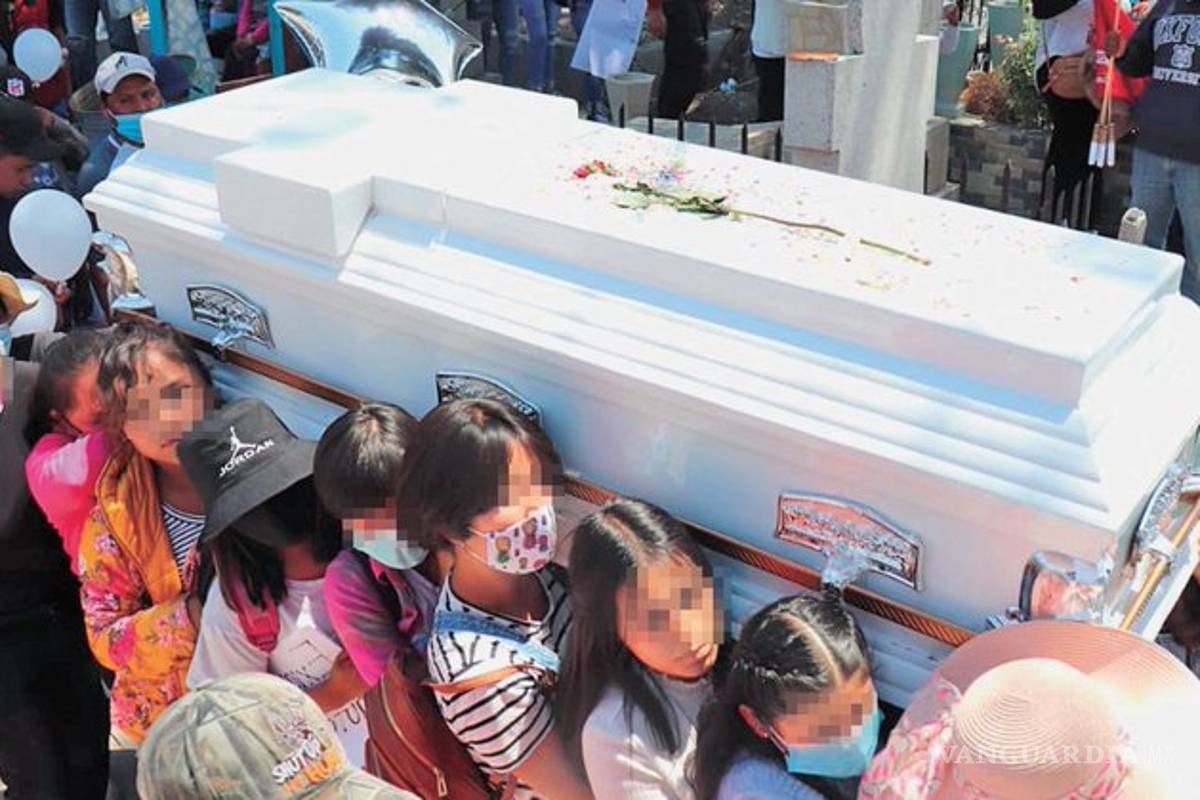 Niñas cargan ataúd de Wendy, víctima de feminicidio en el Edomex