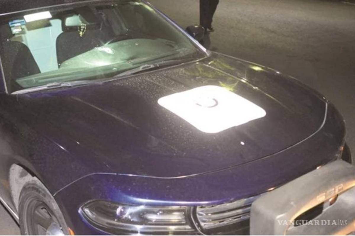 Jovencita caminaba sola, policias la detienen, la suben a patrulla y la violan