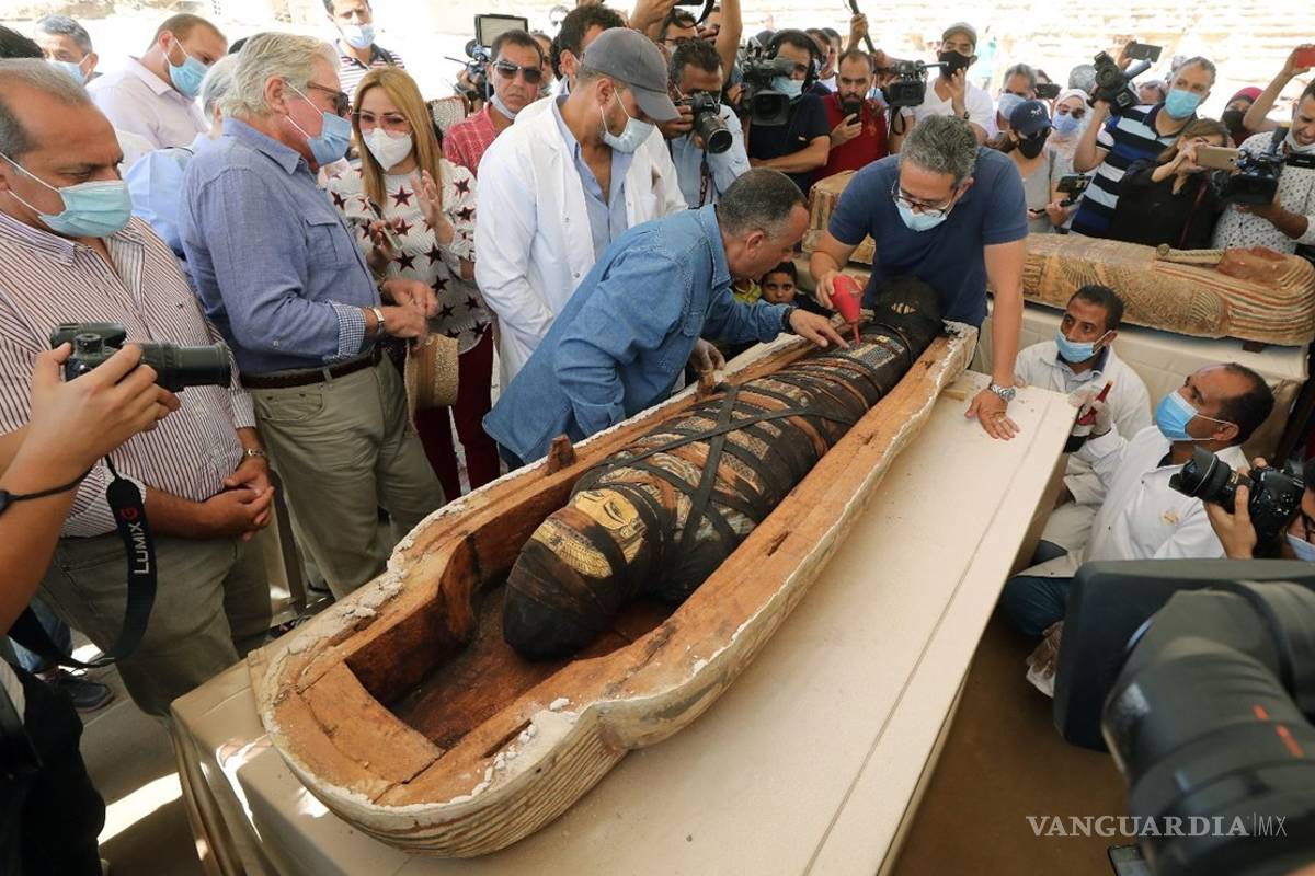 Encuentran en Egipto 59 sarcófagos con sus momias intactas