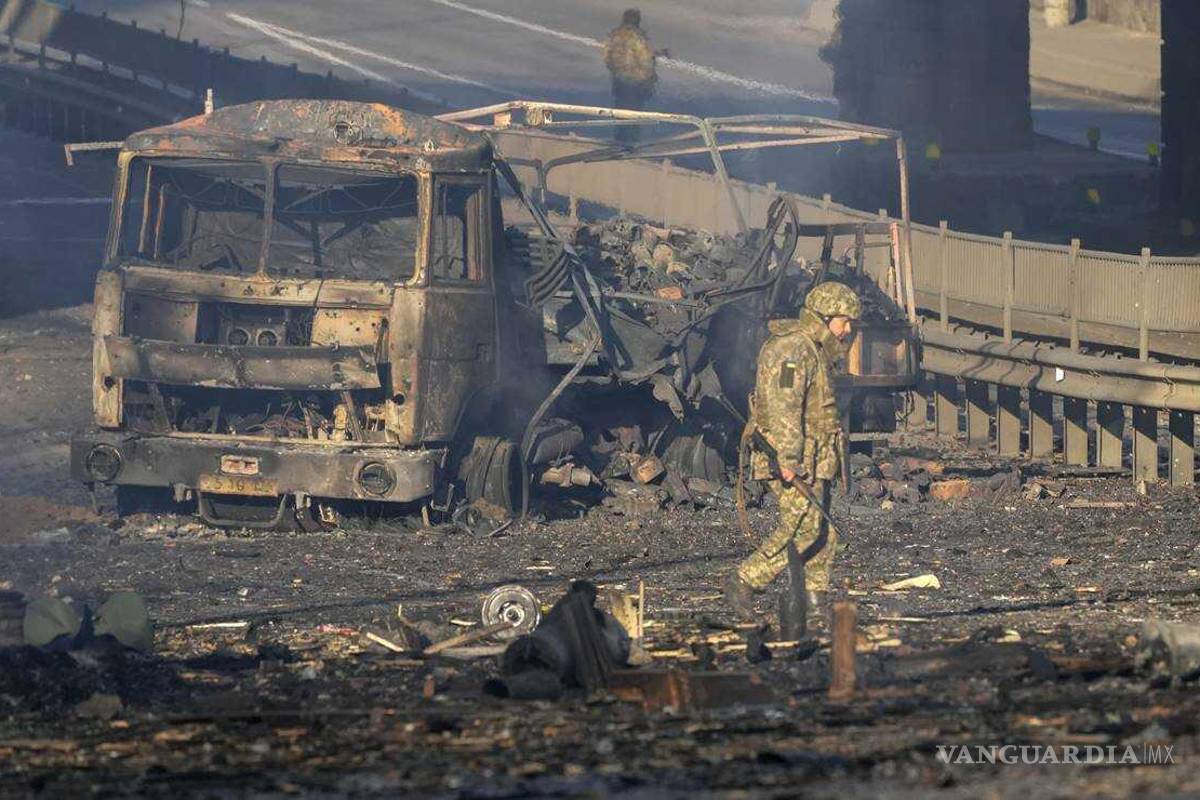 $!Algunos videos fueron subidos por las Fuerzas Terrestres de las Fuerzas Armadas de Ucrania. En ellos se ve a varias personas detenidas, sentadas en el suelo.