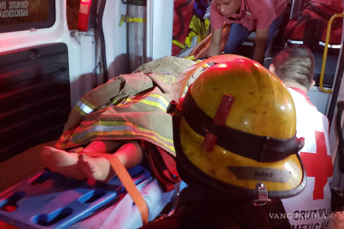 $!La mujer herida fue trasladada en ambulancia al centro médico más cercano después del accidente en Parras de la Fuente.