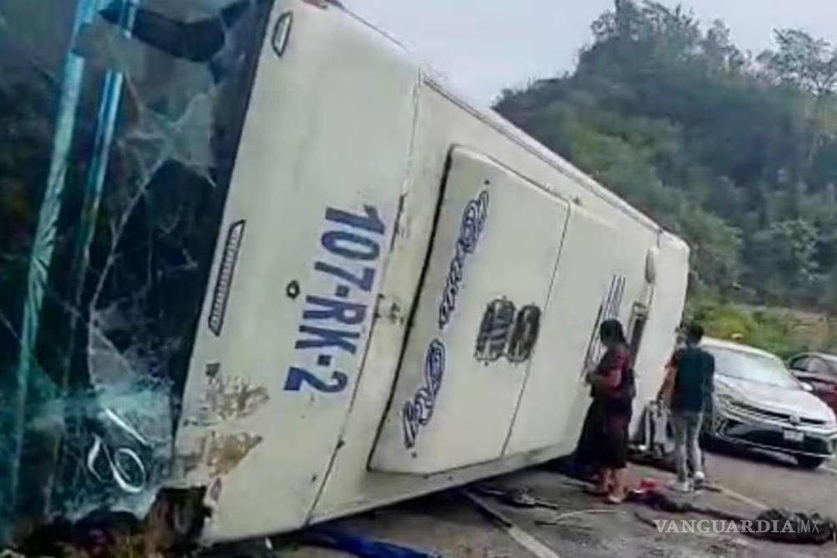 Tragedia en carretera: camión con indígenas rumbo al norte del país vuelca y deja un muerto