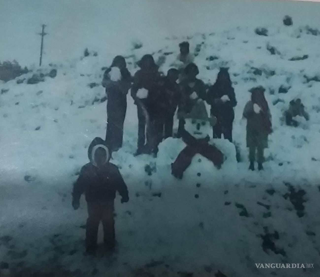 $!Un recuerdo de la nevada de 1981. Es, de las que encontré, la única con un muñeco de nieve.