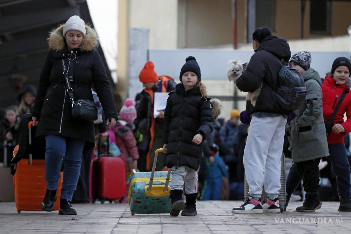$!Ucranianos abandonan la plataforma después de que el tren que los trajo desde la ciudad de Iasi llegó a la estación de tren en Bucarest. EFE/EPA/Robert Ghement