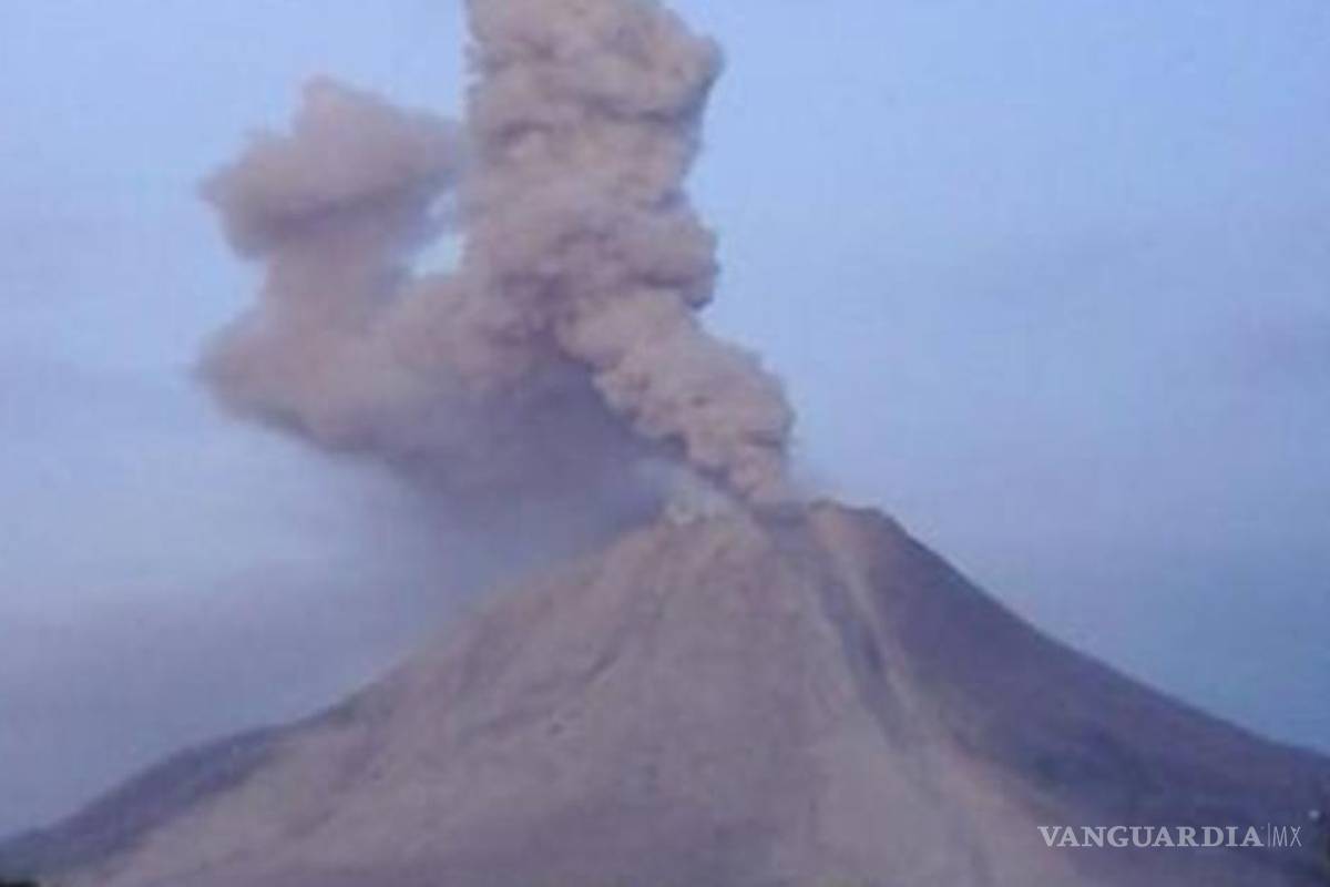 Evacuan a miles por erupción inminente en Indonesia