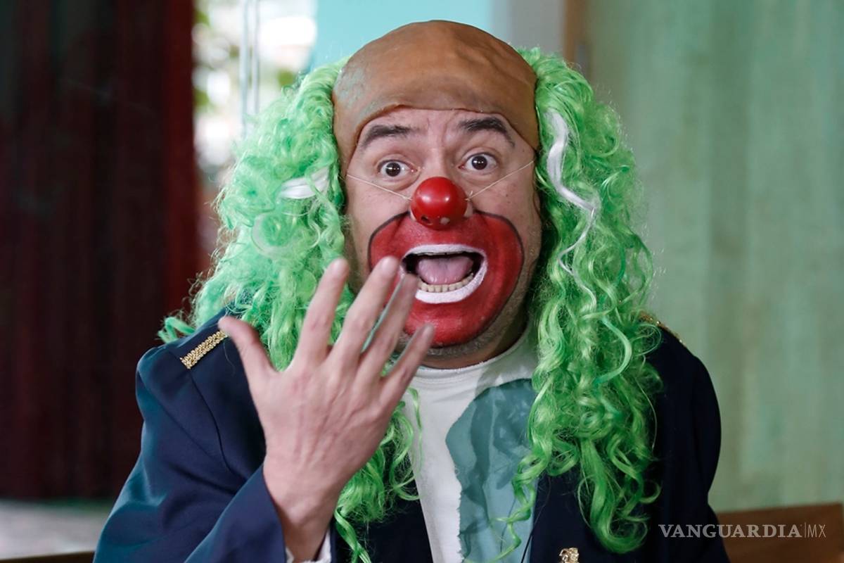 Estefanía Veloz de Canal Once ahora critica a Brozo por hablar de vacunas