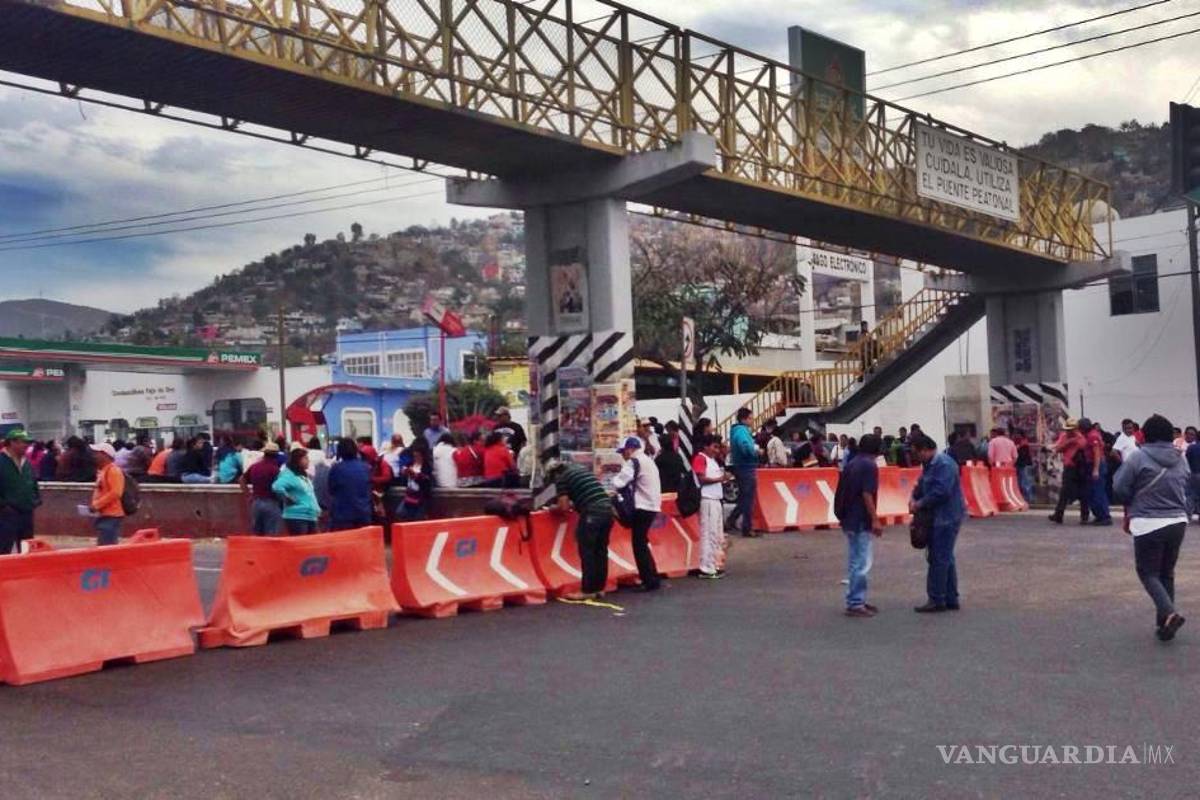 Bloquea CNTE carreteras en Oaxaca