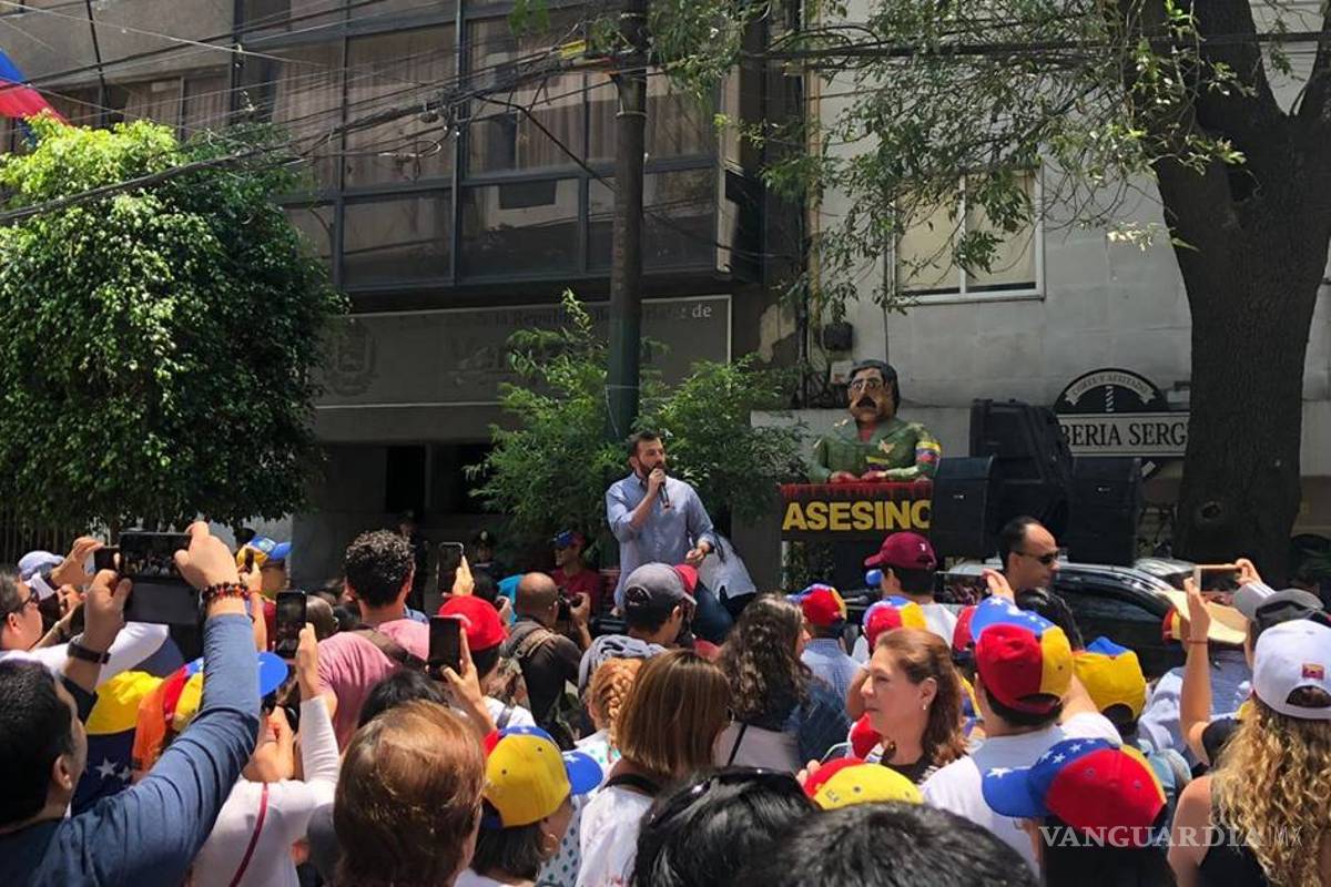 Venezolanos en México rompen piñata de Maduro frente a embajada