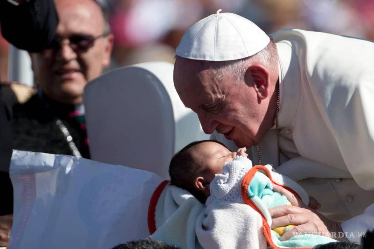 Si pudiera obrar un milagro curaría a todos, responde Papa a niños
