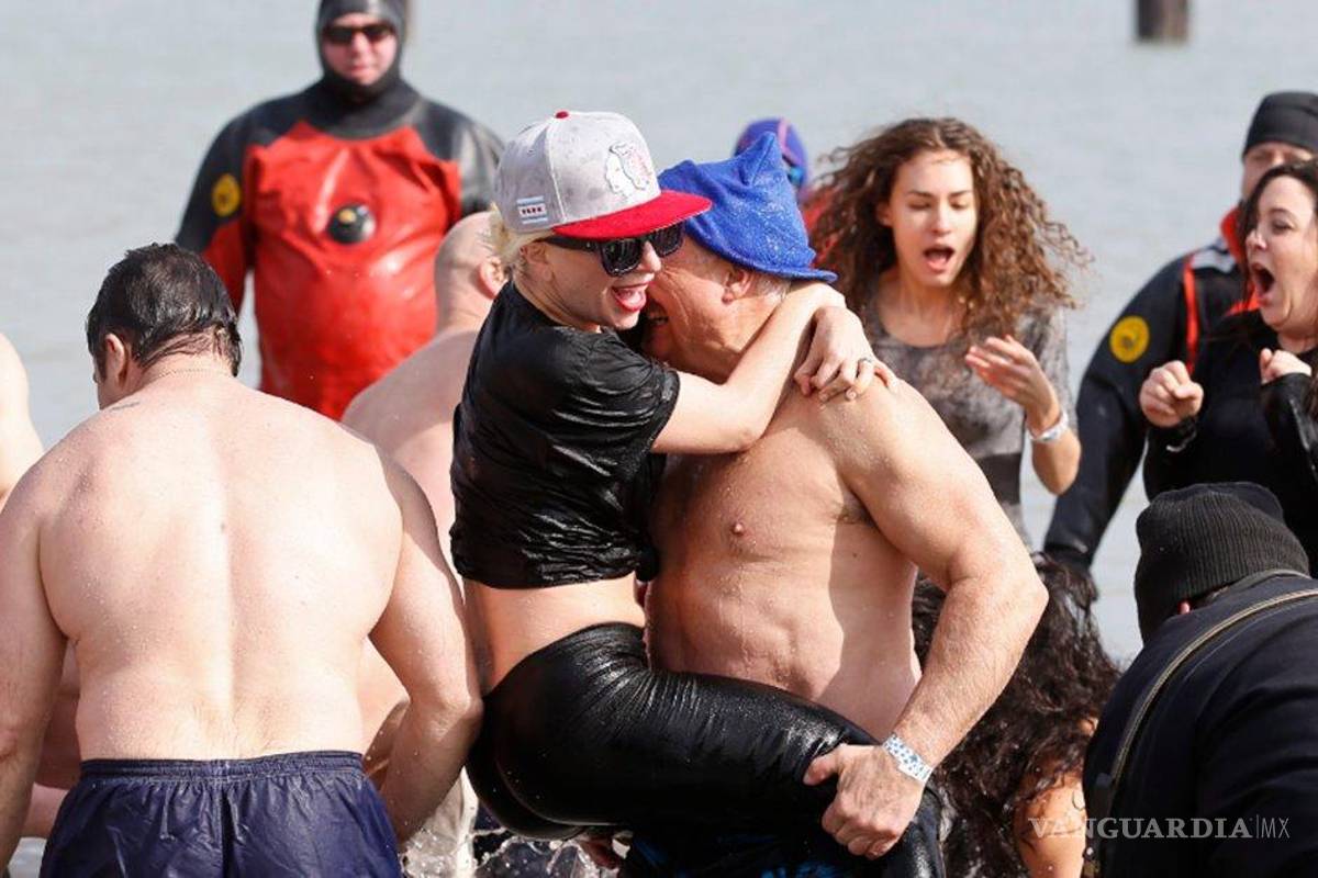 Salta Lady Gaga en lago frío por caridad