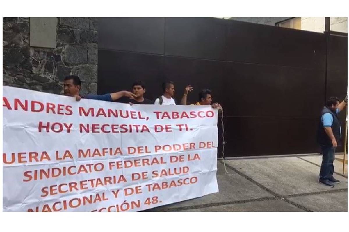 Se manifiestan trabajadores del sector salud afuera de casa de AMLO