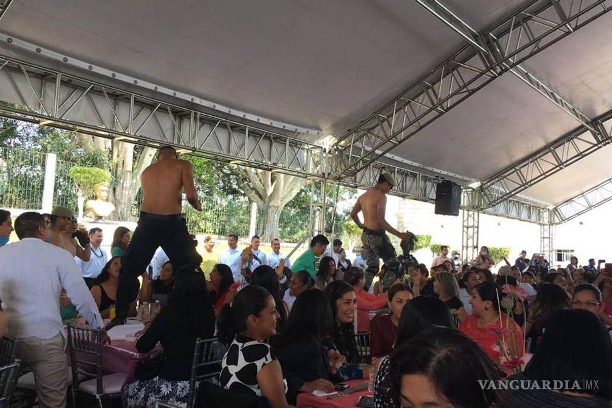 Festejan a mujeres con striptease y chistes sexistas