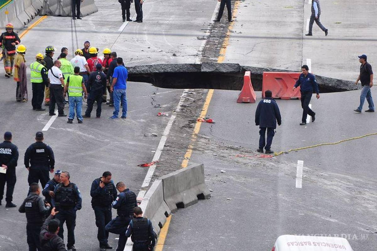 Intentan rescatar a personas dentro de socavón en Paso Express de Cuernavaca