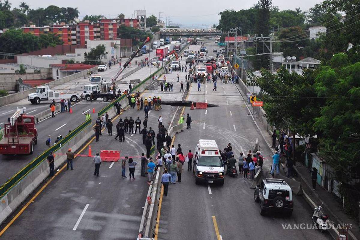 Socavón se 'traga' coche en Paso Express de Cuernavaca, tiene pocos meses de inaugurado