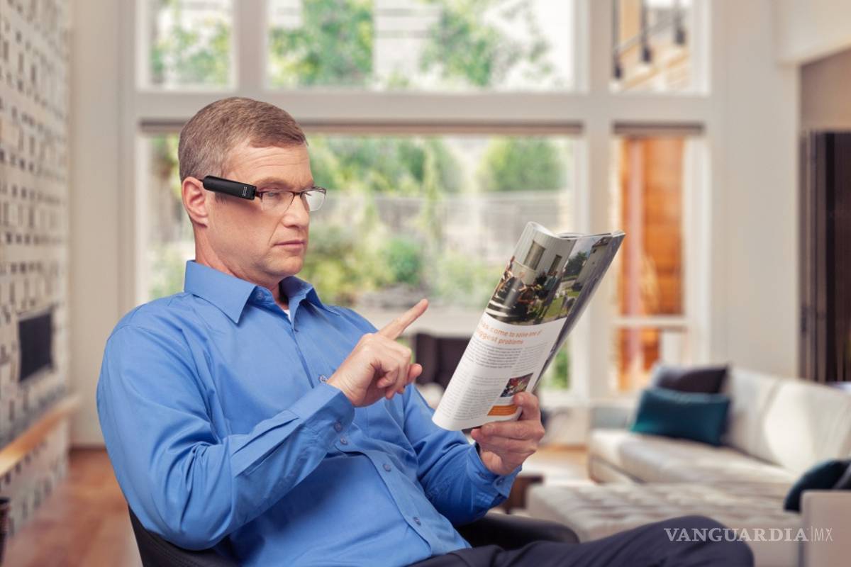 Con el OrCam MyEye las personas ciegas o con baja visión escuchan lo que no ven