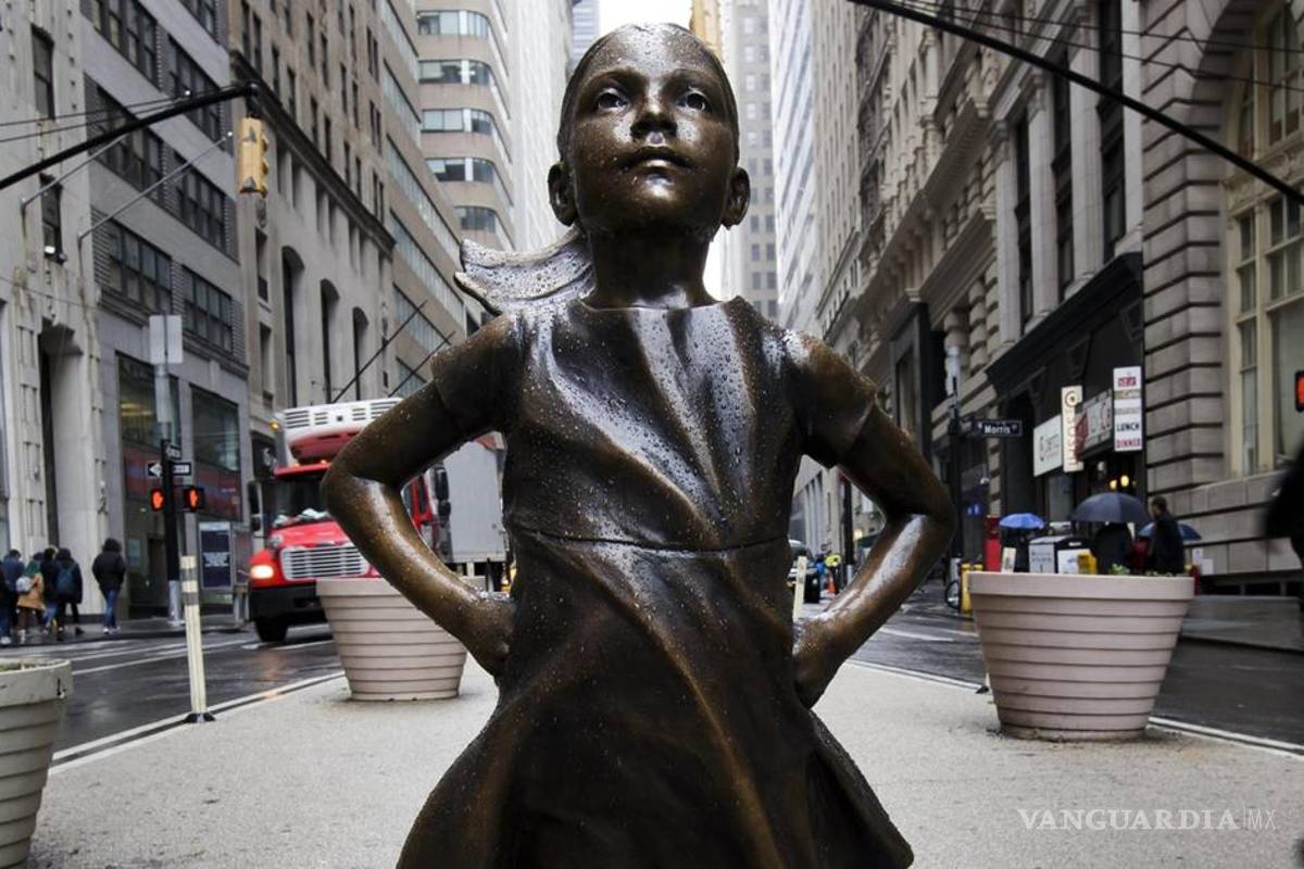 La ‘Niña sin miedo’ permanecerá tres años más en Wall Street