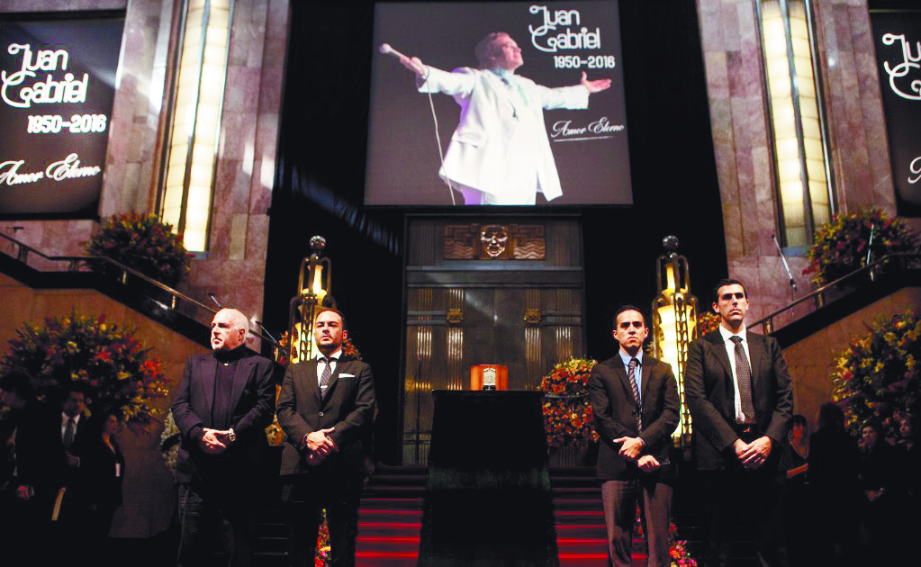 Familia de Juan Gabriel retira las cenizas de Bellas Artes